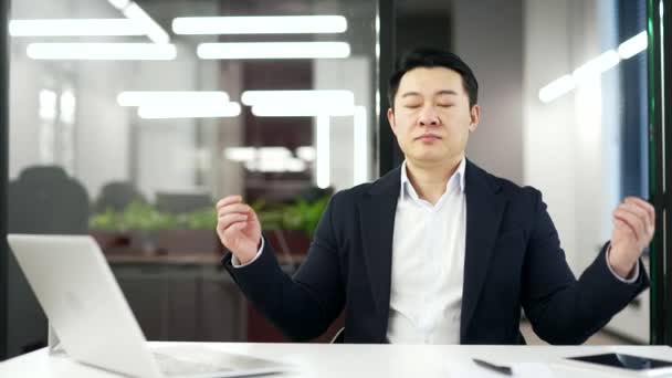 Asijský Podnikatel Medituje Zatímco Sedí Pracovišti Obchodní Kanceláři Podnikatel Formálním — Stock video