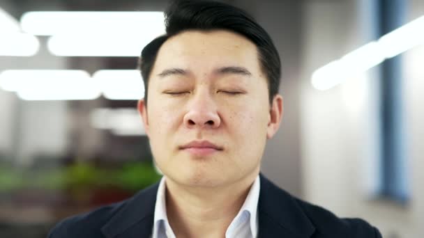 Asijský Podnikatel Medituje Zatímco Sedí Pracovišti Obchodní Kanceláři Muž Obleku — Stock video