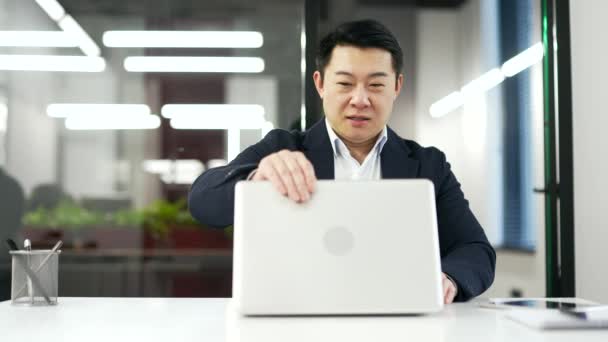 Šťastný Asijský Podnikatel Dokončil Práci Počítači Když Seděl Pracovišti Kanceláři — Stock video