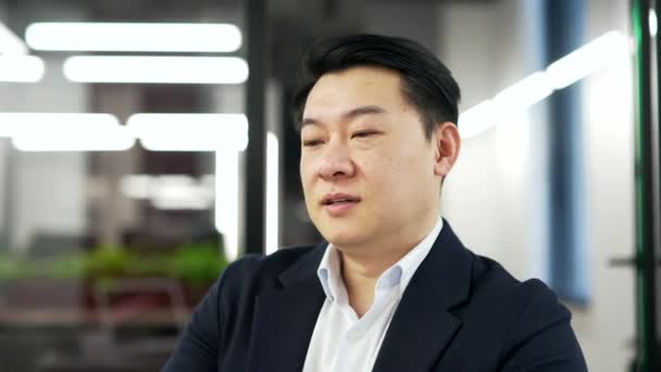Detailní Záběr Asijského Podnikatele Relaxujícího Zavřenýma Očima Sedícího Kanceláři Klidný — Stock video