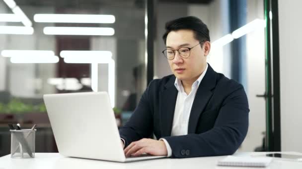 Överarbetad Asiatisk Affärsman Som Lider Ögonpåfrestningar Medan Arbetar Laptop Medan — Stockvideo