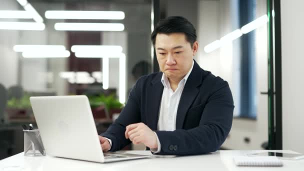 Empresário Asiático Que Sofre Náuseas Quer Vomitar Enquanto Trabalha Laptop — Vídeo de Stock