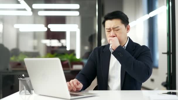 Asyalı Işadamı Yerindeki Bilgisayarında Çalışırken Öksürüyor Soğuk Algınlığı Grip Olmuş — Stok video