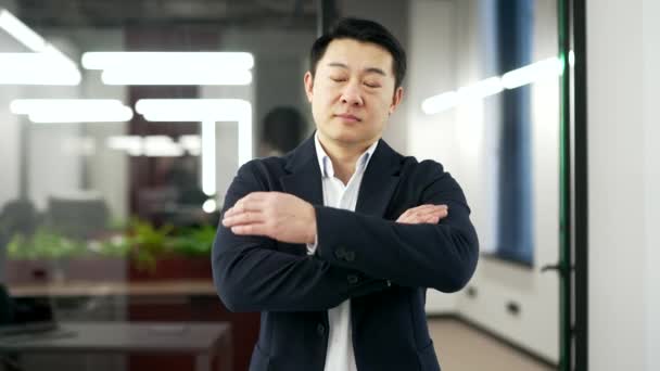 Portret Szczęśliwego Azjatyckiego Biznesmena Formalnym Garniturze Stojącego Skrzyżowanymi Ramionami Biurze — Wideo stockowe