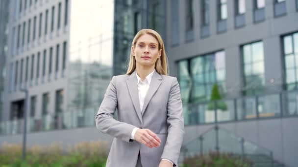 Portret Poważnej Bizneswoman Stojącej Ulicy Pobliżu Biurowca Dorosła Blondynka Garniturze — Wideo stockowe