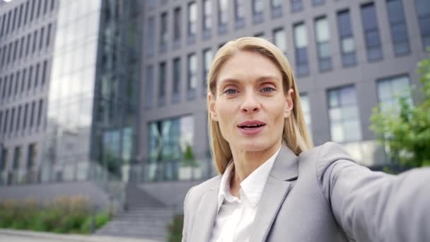Pov Uśmiechnięta Bizneswoman Rozmawiająca Przez Telefon Stojąc Pobliżu Biurowca Szczęśliwa — Wideo stockowe