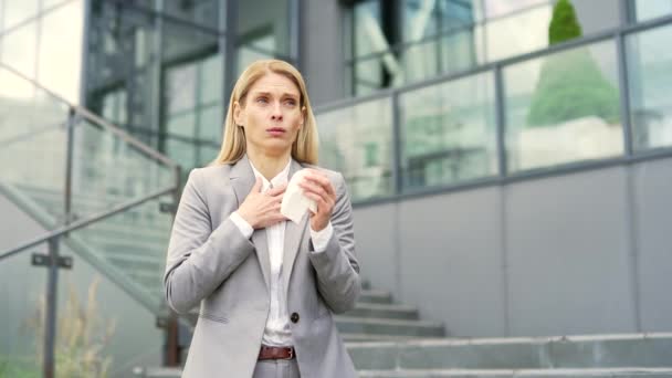 Zdenerwowana Bizneswoman Kaszle Stojąc Ulicy Schodach Pobliżu Biurowca Chora Kobieta — Wideo stockowe