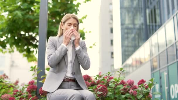 Biznesmen Garniturze Formalnym Cierpiący Alergie Sezonowe Siedząc Ławce Ulicy Pobliżu — Wideo stockowe