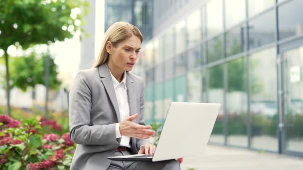 Upset Businesswoman Reads Bad News Laptop Sitting Bench Street Office — Stock Video