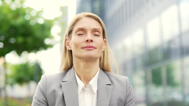 Glad Forretningskvinde Afslappende Med Lukkede Øjne Byens Gade Nærheden Moderne – Stock-video