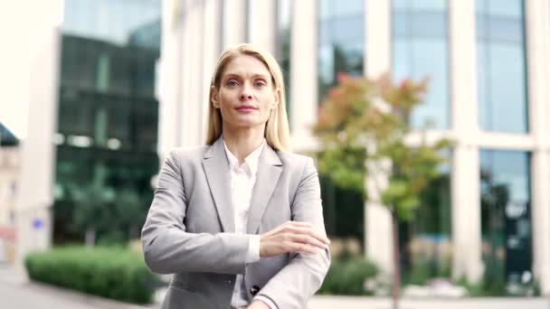 Portret Szczęśliwej Bizneswoman Stojącej Ulicy Pobliżu Biurowca Uśmiechnięta Kobieta Formalnym — Wideo stockowe