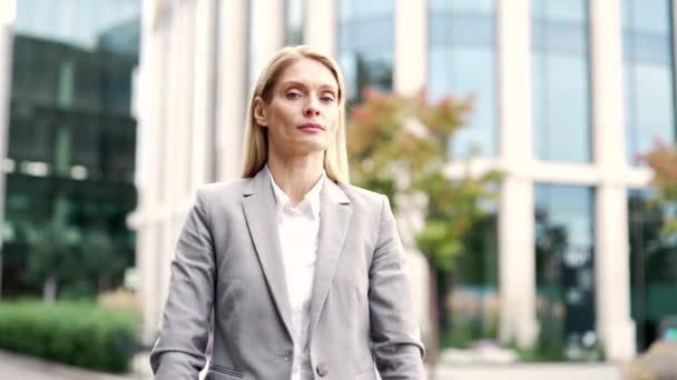 Portret Poważnej Bizneswoman Stojącej Ulicy Pobliżu Biurowca Dorosła Blondynka Formalnym — Wideo stockowe