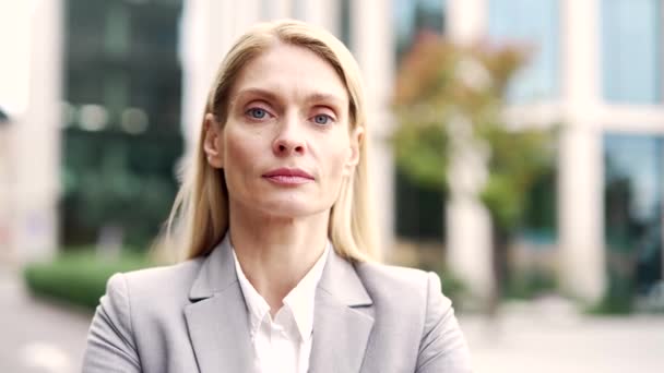 Portret Poważnej Bizneswoman Stojącej Ulicy Pobliżu Biurowca Dorosła Blondynka Garniturze — Wideo stockowe