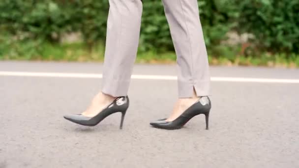 Fecha Pernas Femininas Saltos Altos Sapatos Pretos Andando Rua Urbana — Vídeo de Stock