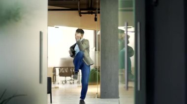 Heyecanlı, yakışıklı, sakallı bir çalışan koridordaki ya da modern iş merkezinin salonundaki başarı danslarını kutluyor. Mutlu çılgın adam başarıyla sevinir. Komik bir işçinin zafer dansı