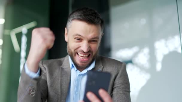 Překvapený Pohledný Obchodník Obdržel Skvělé Zprávy Telefonu Když Seděl Kanceláři — Stock video
