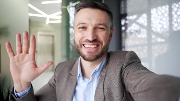 Pov Usmívající Obchodník Který Mluví Videohovoru Pomocí Telefonu Kanceláři Šťastný — Stock video