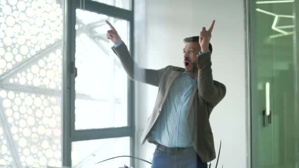Joyeux Homme Affaires Joyeux Dansant Dans Couloir Hall Centre Affaires — Video