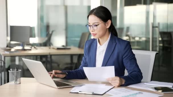 亚洲女商人对财务报告的结果感到满意 女人看了看笔记本电脑屏幕 看到办公室里的工作环境有了积极的指标 她们会很高兴地庆祝成功 — 图库视频影像