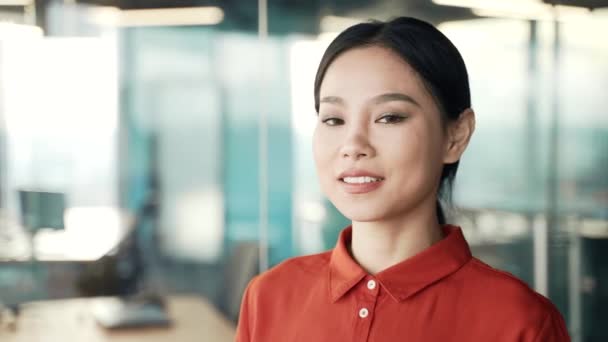 Закрыть Портрет Молодой Счастливой Азиатки Работницы Стоящей Рабочем Месте Бизнес — стоковое видео