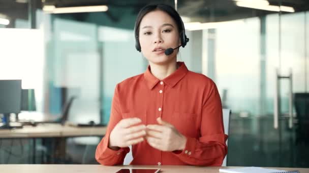 Webcams Bekijken Aziatische Vrouwelijke Manager Draadloze Headset Praten Video Call — Stockvideo