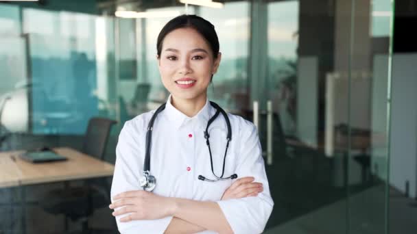Portret Młodej Uśmiechniętej Azjatyckiej Lekarki Białym Płaszczu Patrzącej Kamerę Nowoczesnej — Wideo stockowe