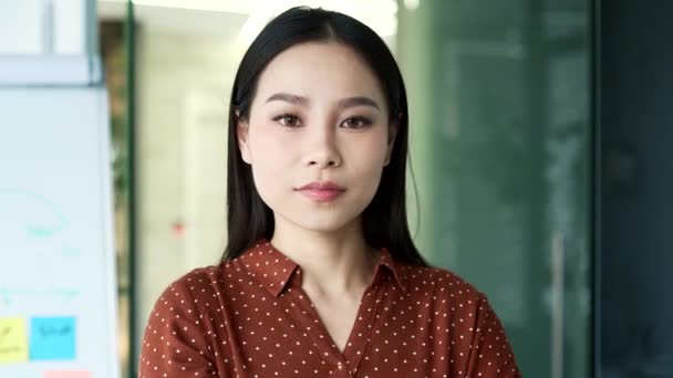 Закрыть Портрет Молодой Уверенной Себе Азиатки Работницы Стоящей Рабочем Месте — стоковое видео