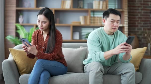 Esposa Marido Asiáticos Ofendidos Com Outro Olham Para Seus Telefones — Vídeo de Stock