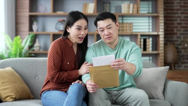 집에서 거실에서 소파에 앉아있는 소식으로 편지를 성공을 행복한 아시아 즐거운 — 비디오