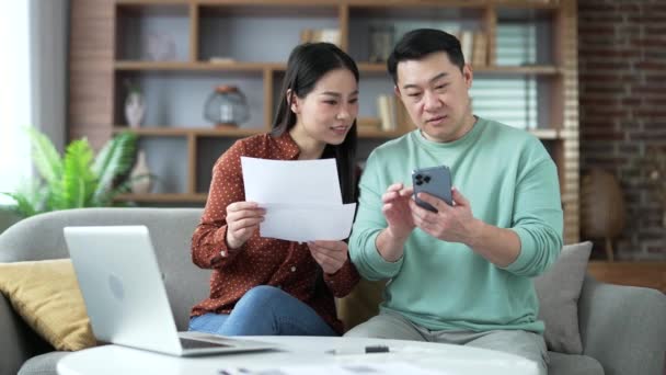 Glückliches Asiatisches Ehepaar Das Sich Hause Website Oder Telefon App — Stockvideo