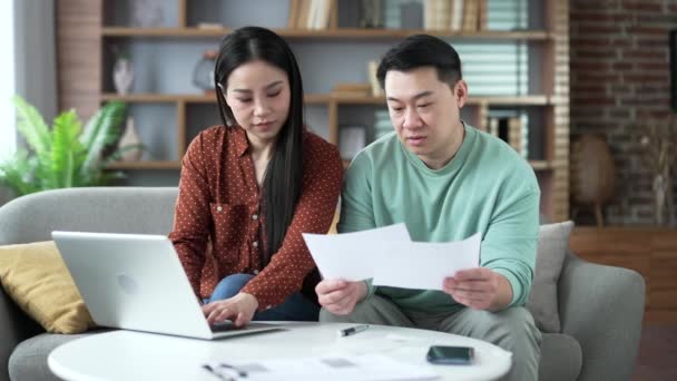 Glückliches Asiatisches Ehepaar Das Sich Mit Familienfinanzen Website Oder App — Stockvideo