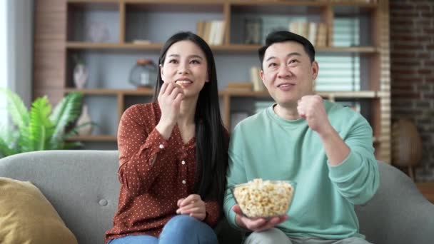 Feliz Emocionado Asiático Casado Pareja Juntos Viendo Deportes Partido Competencia — Vídeo de stock