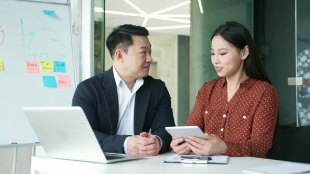 Dos Felices Compañeros Trabajo Asiáticos Comunican Discuten Temas Trabajo Lugar — Vídeos de Stock