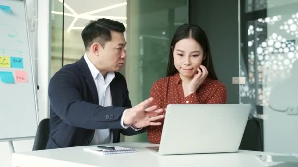 愤怒的亚洲老板在办公室工作时与年轻的女上司争吵 怒气冲冲的雇主在谈论问题 对工作结果不满意的经理 — 图库视频影像