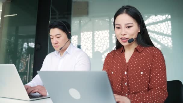 Skupina Asijských Podnikových Operátorů Kteří Pracují Zákaznické Podpoře Hovoří Videohovoru — Stock video