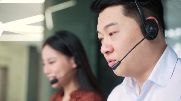Grupo Operadores Corporativos Asiáticos Que Trabajan Atención Cliente Hablan Una — Vídeos de Stock