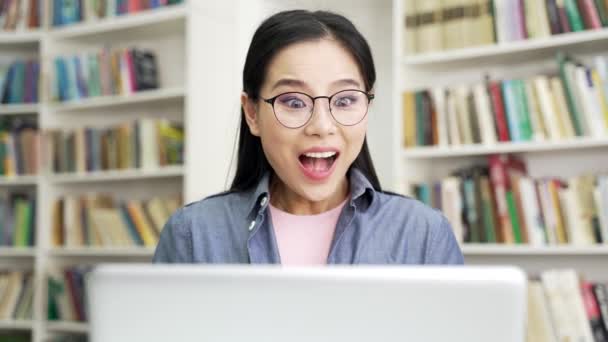 Boldog Izgatott Ázsiai Diáklány Ünnepli Siker Olvasás Nagy Hír Laptopon — Stock videók