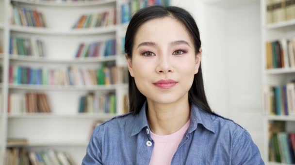 Porträtt Glada Leende Asiatiska Kvinnliga Student Sitter Inomhus Campus Bibliotek — Stockvideo
