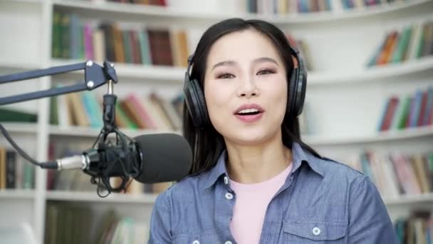 Webcam Vista Asiática Tutor Feminino Fones Ouvido Sem Fio Dando — Vídeo de Stock