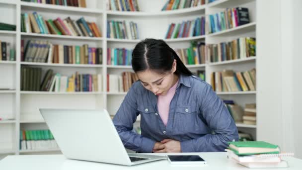 Azjatki Cierpiące Ból Brzucha Podczas Pracy Laptopie Bibliotece Kampusu Młoda — Wideo stockowe