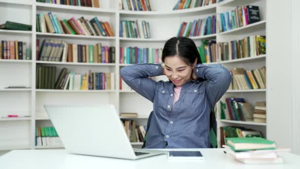 Glückliche Asiatische Studentin Hat Ihre Hausaufgaben Laptop Der Campus Bibliothek — Stockvideo