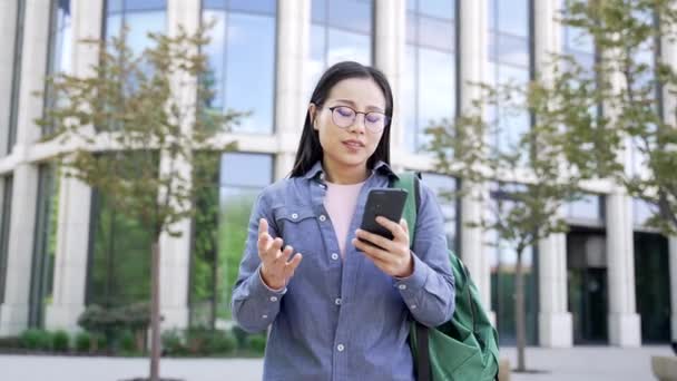 Megdöbbent Hogy Szomorú Ázsiai Diáklány Rossz Híreket Olvasott Telefonban Ahogy — Stock videók