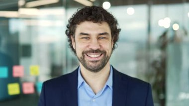 İş yerindeki resmi takım elbiseli mutlu sakallı müdürün portresi. Kendine güvenen başarılı gülümseyen iş adamı kameraya bakıyor. Pozitif erkek işçinin kafasından. Kapat.
