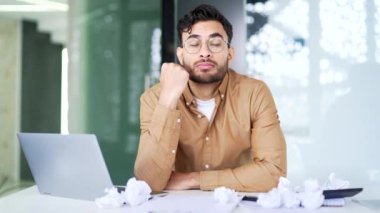 Çok çalışan çalışanlar, iş yerindeki çalışma masasında oturmaktan yoruldu. Yorgun muhasebecinin işte sorunları var. İşçi ağırdan alıyor, depresyon, umutsuzluk, stres