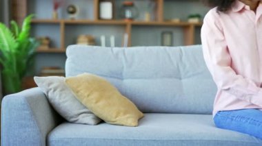 Yorgun, genç, Afro-Amerikan bayan yorulmuş, yorucu bir günün ardından evdeki oturma odasında kanepede uzanıyor. Çok çalışan siyahi kadın uyumak istiyor, başını yastığa koyup gözlerini kapatıyor.