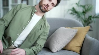 Yorgun ve yorgun bir adam, yorucu bir günün ardından evdeki oturma odasında kanepeye uzanır. Aşırı çalışan erkek uyumak ister, kanepede ayaklarından düşer, başını yastığa koyar ve gözlerini kapatır.