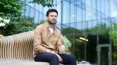 Hasta bir işadamı, iş yerinin yakınındaki bir bankta otururken boğaz ağrısı çekiyor. Sakallı bir adam soğuk algınlığı, virüs ya da grip olabilir. Üzgün bir erkek hassas bir noktaya masaj yapıyor.