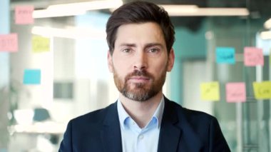 Webcam görüntüsü. Profesyonel kıyafetli kendine güvenen erkek girişimci modern ofiste online toplantıları dinliyor. İşçi çevrimiçi çalışıyor, bir kurs, konferans ya da semineri uzaktan dinliyor. Kapat.