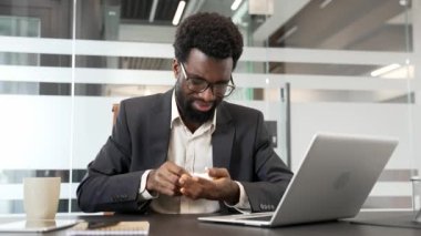 Hasta Afro-Amerikalı takım elbiseli işadamı bir iş yerinde çalışırken burnunun akmasından ve soğuktan muzdarip. Zenci adam burnunu mendille siler. Ateşi ve nezlesi var.