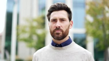 İş yerinin yakınındaki sokakta duran kendine güvenen profesyonel bir erkeğin portresi. Şehirde profesyonellik sergileyen mutlu bir iş adamı. Kapat.